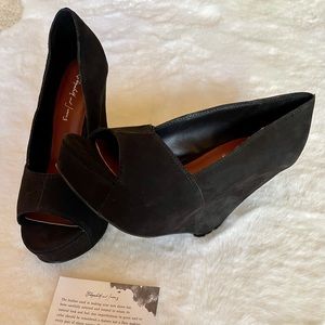 Elizabeth & James | Hali Suede Platform Wedge w/Shoe Bag - 6B